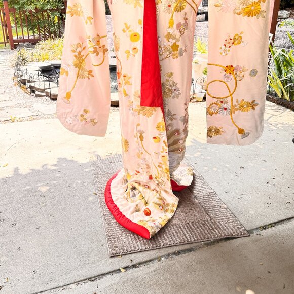 JAPANESE SILK UCHIKAKE WEDDING KIMONO WOMEN'S JAPAN MADE VINTAGE Minor Flaws - Picture 9 of 13